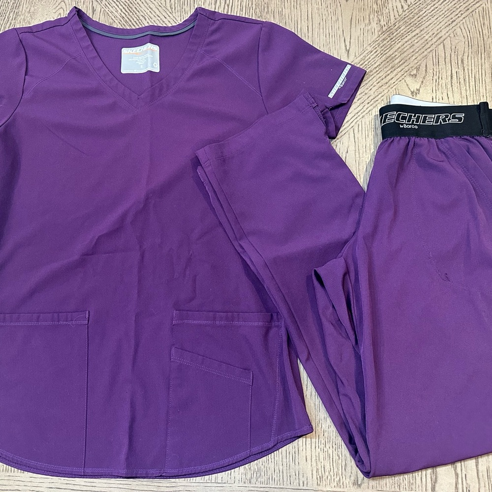 Women’s medical scrubs. Top: S, bottoms: XS